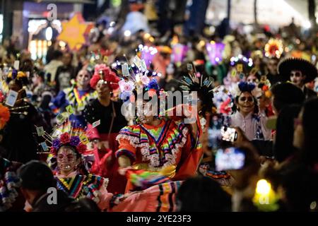 Dia de los Muertos : Mega Day of the Dead Catrina procession les gens habillés en catrinas avec leurs visages faits comme des crânes assistent à la procession Mega Catrina dans le cadre des festivités du jour des morts sur l'avenue Paseo de la Reforma. Mexico CDMX Mexique Copyright : xLuisxBarronx Banque D'Images