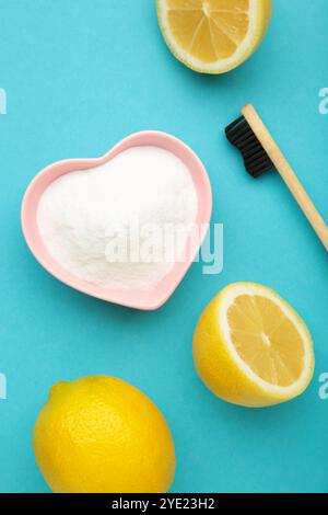 Brosse à dents avec citron et bicarbonate de soude sur fond bleu. Photo verticale. Vue de dessus Banque D'Images