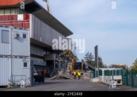 Die Abrissarbeiten an der Haupttribüne am Stadion im Friedrich-Ludwig-Jahn-Sportpark in Berlin-Prenzlauer Berg gehen weiter. Trotz Widerstand von Architekten und Anwohnern, beschloss der Berliner Senat den Abriss des Stadions und einen Neubau. / Les travaux de démolition de la tribune principale du stade Friedrich-Ludwig-Jahn-Sportpark à Berlin-Prenzlauer Berg se poursuivent. Malgré l'opposition des architectes et des résidents, le Sénat de Berlin a décidé de démolir le stade et d'en construire un nouveau. Friedrich-Ludwig-Jahn-Sportpark - Abrissarbeiten *** démolition de la tribune principale du stade de Friedri Banque D'Images