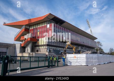 Die Abrissarbeiten an der Haupttribüne am Stadion im Friedrich-Ludwig-Jahn-Sportpark in Berlin-Prenzlauer Berg gehen weiter. Trotz Widerstand von Architekten und Anwohnern, beschloss der Berliner Senat den Abriss des Stadions und einen Neubau. / Les travaux de démolition de la tribune principale du stade Friedrich-Ludwig-Jahn-Sportpark à Berlin-Prenzlauer Berg se poursuivent. Malgré l'opposition des architectes et des résidents, le Sénat de Berlin a décidé de démolir le stade et d'en construire un nouveau. Friedrich-Ludwig-Jahn-Sportpark - Abrissarbeiten *** démolition de la tribune principale du stade de Friedri Banque D'Images