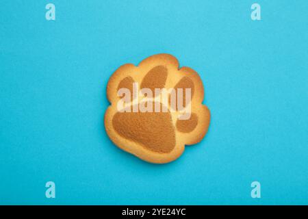 Cookies de patte de chat auto-faits sur fond bleu. Vue de dessus Banque D'Images