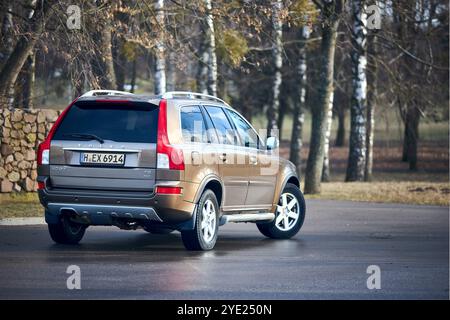 Berlin - octobre 2021:: Volvo XC90 2,5 1st génération Twilight Bronze 2002-20014 recontypage 4WD 4wheel 4x4 SUV sur la route de forêt de printemps en arrière trois quarts Banque D'Images