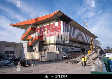 Die Abrissarbeiten an der Haupttribüne am Stadion im Friedrich-Ludwig-Jahn-Sportpark in Berlin-Prenzlauer Berg gehen weiter. Trotz Widerstand von Architekten und Anwohnern, beschloss der Berliner Senat den Abriss des Stadions und einen Neubau. / Les travaux de démolition de la tribune principale du stade Friedrich-Ludwig-Jahn-Sportpark à Berlin-Prenzlauer Berg se poursuivent. Malgré l'opposition des architectes et des résidents, le Sénat de Berlin a décidé de démolir le stade et d'en construire un nouveau. Friedrich-Ludwig-Jahn-Sportpark - Abrissarbeiten *** démolition de la tribune principale du stade de Friedri Banque D'Images