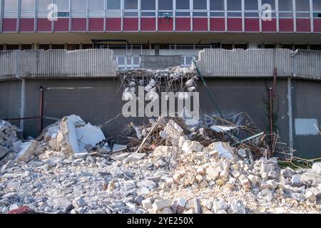 Die Abrissarbeiten an der Haupttribüne am Stadion im Friedrich-Ludwig-Jahn-Sportpark in Berlin-Prenzlauer Berg gehen weiter. Trotz Widerstand von Architekten und Anwohnern, beschloss der Berliner Senat den Abriss des Stadions und einen Neubau. / Les travaux de démolition de la tribune principale du stade Friedrich-Ludwig-Jahn-Sportpark à Berlin-Prenzlauer Berg se poursuivent. Malgré l'opposition des architectes et des résidents, le Sénat de Berlin a décidé de démolir le stade et d'en construire un nouveau. Friedrich-Ludwig-Jahn-Sportpark - Abrissarbeiten *** démolition de la tribune principale du stade de Friedri Banque D'Images