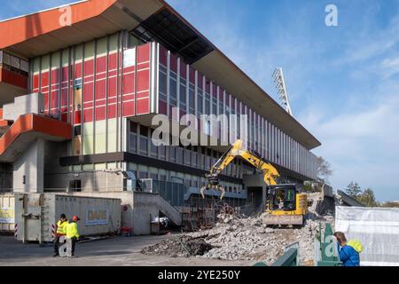 Die Abrissarbeiten an der Haupttribüne am Stadion im Friedrich-Ludwig-Jahn-Sportpark in Berlin-Prenzlauer Berg gehen weiter. Trotz Widerstand von Architekten und Anwohnern, beschloss der Berliner Senat den Abriss des Stadions und einen Neubau. / Les travaux de démolition de la tribune principale du stade Friedrich-Ludwig-Jahn-Sportpark à Berlin-Prenzlauer Berg se poursuivent. Malgré l'opposition des architectes et des résidents, le Sénat de Berlin a décidé de démolir le stade et d'en construire un nouveau. Friedrich-Ludwig-Jahn-Sportpark - Abrissarbeiten *** démolition de la tribune principale du stade de Friedri Banque D'Images