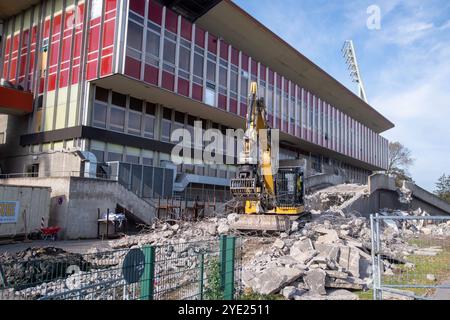 Die Abrissarbeiten an der Haupttribüne am Stadion im Friedrich-Ludwig-Jahn-Sportpark in Berlin-Prenzlauer Berg gehen weiter. Trotz Widerstand von Architekten und Anwohnern, beschloss der Berliner Senat den Abriss des Stadions und einen Neubau. / Les travaux de démolition de la tribune principale du stade Friedrich-Ludwig-Jahn-Sportpark à Berlin-Prenzlauer Berg se poursuivent. Malgré l'opposition des architectes et des résidents, le Sénat de Berlin a décidé de démolir le stade et d'en construire un nouveau. Friedrich-Ludwig-Jahn-Sportpark - Abrissarbeiten *** démolition de la tribune principale du stade de Friedri Banque D'Images