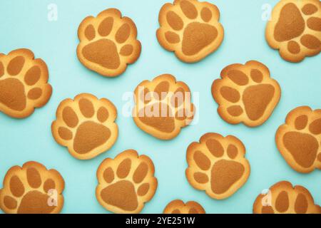 Cookies de patte de chat auto-faits sur fond bleu. Vue de dessus Banque D'Images