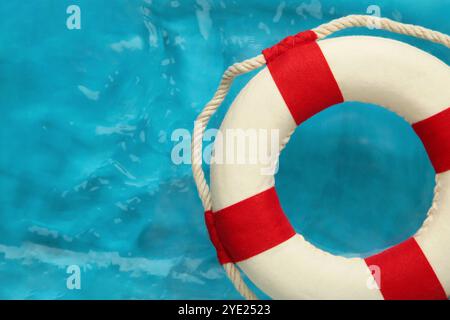 Bouée flottante dans l'eau bleue. Espace pour le texte. Banque D'Images