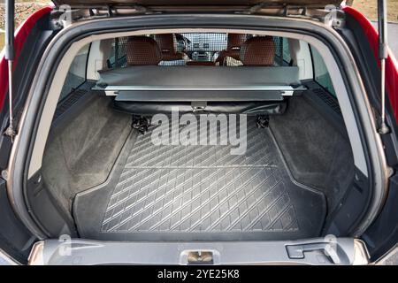 Berlin - octobre 2021 : : Volvo XC90 2,5 1ère génération Twilight Bronze 2002-20014 restyling 4WD 4wheel 4x4 SUV intérieur. Ouvrez le coffre vide propre. Banque D'Images