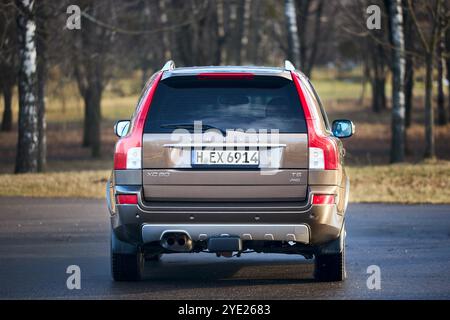 Berlin - octobre 2021 : : Volvo XC90 2,5 1ère génération Twilight Bronze 2002-20014 restyling 4WD 4wheel 4x4 SUV au printemps forêt route vue arrière dans le e Banque D'Images