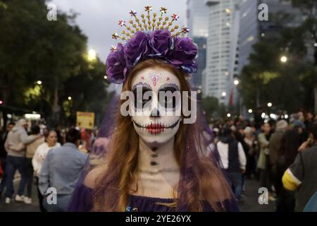 Non exclusif : une femme habillée en catrinas avec son visage maquillé en crâne assiste à la procession Mega Catrina dans le cadre du festivit du jour des morts Banque D'Images