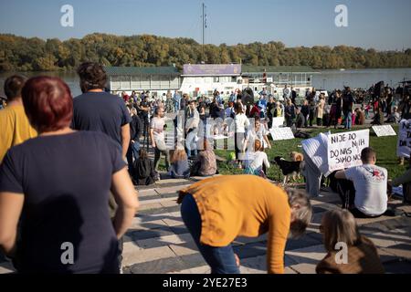 Belgrade, Serbie, 26 octobre 2024 : des citoyens organisent une manifestation pacifique contre la démolition de l'hôtel Yougoslavie (Jugoslavija). Banque D'Images