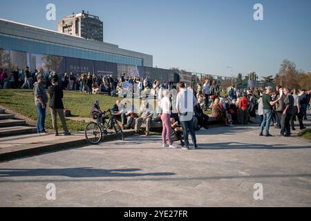 Belgrade, Serbie, 26 octobre 2024 : des citoyens organisent une manifestation pacifique contre la démolition de l'hôtel Yougoslavie (Jugoslavija). Banque D'Images