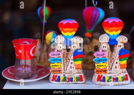 Une collection vibrante de montgolfières colorées Cappadoce dans une boutique de souvenirs en Turquie Banque D'Images