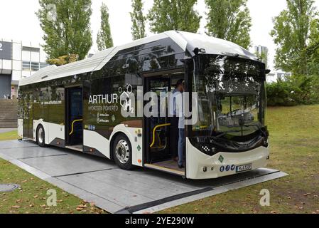 Bus Arthur alimenté par pile à combustible à hydrogène exposé au salon mondial des transports publics Innotrans, Berlin, septembre 2024 Banque D'Images