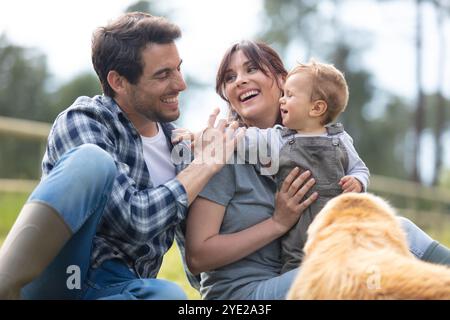 famille heureuse en plein air avec leur enfant et leur chien Banque D'Images