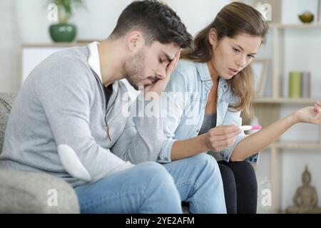 jeune femme désespérée tenant un test de grossesse Banque D'Images