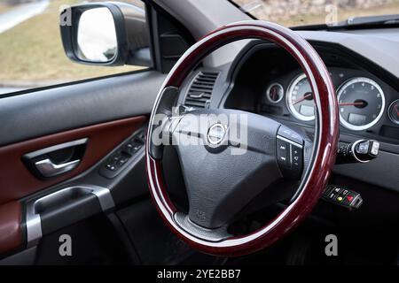 Berlin - octobre 2021 : : Volvo XC90 2,5 1ère génération Twilight Bronze 2002-20014 restyling 4WD 4wheel 4x4 SUV cuir marron intérieur de voiture, tableau de bord an Banque D'Images