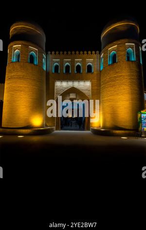 Vue de nuit de la porte ouest du centre-ville de Khiva (Itchan Kala). Khiva, est une ville et un district de la région de Khorazm, Ouzbékistan. La ville a été établie aroun Banque D'Images