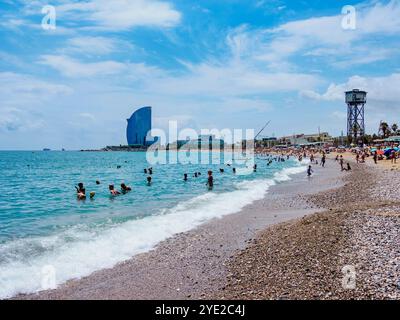 Vue vers l'Hôtel W, la plage de la Barceloneta, Barcelone, Catalogne, Espagne Banque D'Images