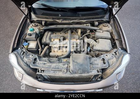 Berlin - octobre 2021 : : Volvo XC90 2,5 1ère génération Twilight Bronze 2002-20014 restyling 4WD 4wheel 4x4 SUV couvercle dans le compartiment moteur. Banque D'Images