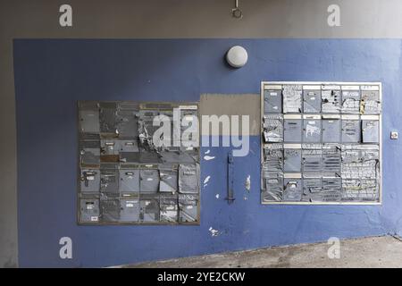 Signe de sonnette, système de boîte aux lettres cassé sur un bloc d'appartements délabré à Stuttgart, Bade-Wuerttemberg, Allemagne, Europe Banque D'Images