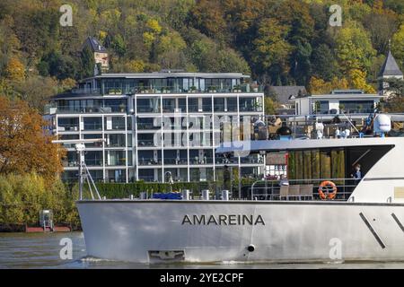 Immeubles résidentiels, complexe résidentiel moderne directement sur le Rhin, en contrebas de la Drachenfels, Siebengebirge, Bad Honnef Rhoendorf, promenade du Rhin, Banque D'Images