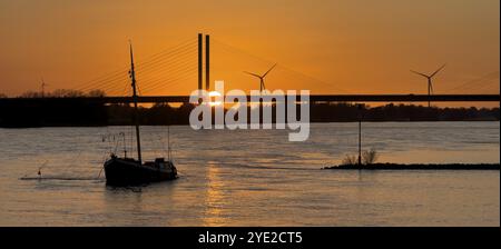 Coucher de soleil sur le Rhin Bas Rhin, sur la gauche dans le premier plan ancré navire historique Aalschokker bateau de pêche, dans le fond rive ouest de Banque D'Images