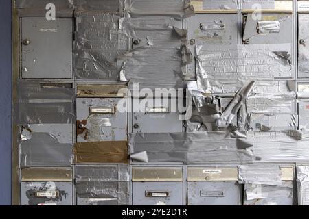 Signe de sonnette, système de boîte aux lettres cassé sur un bloc d'appartements délabré à Stuttgart, Bade-Wuerttemberg, Allemagne, Europe Banque D'Images