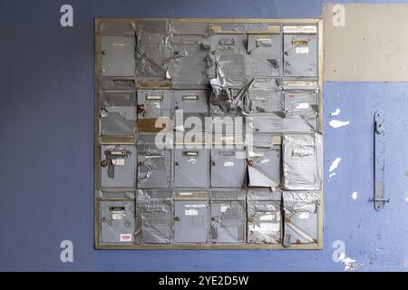 Signe de sonnette, système de boîte aux lettres cassé sur un bloc d'appartements délabré à Stuttgart, Bade-Wuerttemberg, Allemagne, Europe Banque D'Images