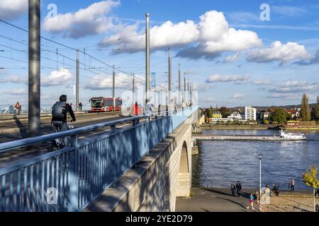 Le pont Kennedy, au milieu des 3 ponts rhénans de Bonn, relie le centre de Bonn et le quartier de Beuel, la route fédérale B56, les lignes de métro léger an Banque D'Images