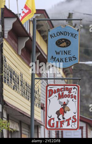 Panneaux sur une boutique, boutique de souvenirs, Dawson City, Yukon, Canada, Amérique du Nord Banque D'Images