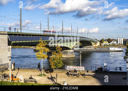 Le pont Kennedy, au milieu des 3 ponts rhénans de Bonn, relie le centre de Bonn et le quartier de Beuel, la route fédérale B56, les lignes de métro léger an Banque D'Images