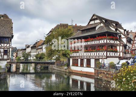 Vue de la digue de la rivière Ill dans le quartier de la petite France avec Maison des Tanneurs, Strasbourg, France, Europe Banque D'Images