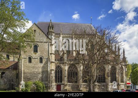 L’église Saint Etienne représente une transition harmonieuse du roman au gothique flamboyant, Beauvais, France, Europe Banque D'Images