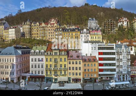 Maisons historiques le long de la rivière Tepla dans le centre-ville de Karlovy Vary, République tchèque Banque D'Images