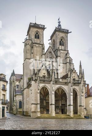 Collégiale notre-Dame de Semur-en-Auxois, Framce. Vue depuis la façade Banque D'Images