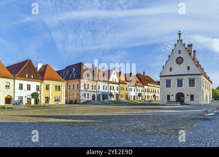 Place centrale entourée de maisons gothiques et Renaissance bien conservées à Bordejov, Slovaquie, Europe Banque D'Images