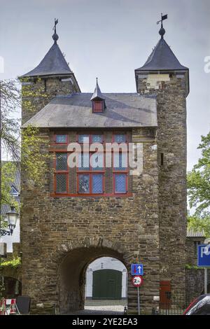 Helpoort, ou porte de l'enfer, est la plus ancienne porte de ville du pays, Maastricht, pays-Bas. Vue depuis la cour Banque D'Images