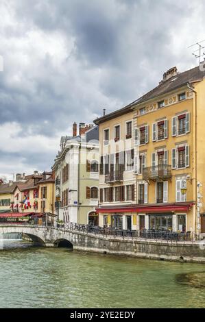 Maisons historiques le long de la rivière Thiou dans la vieille ville d'Annecy, France, Europe Banque D'Images