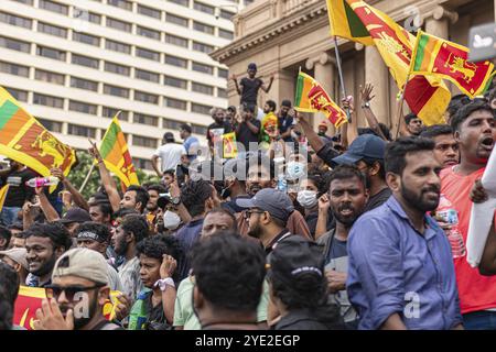 COLOMBO, Sri LANKA : 9 juillet 2022 : beaucoup de gens s'unissent sur les marches du siège du Secrétariat présidentiel avec des drapeaux nationaux lors d'une manifestation économique de masse Banque D'Images