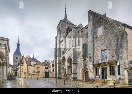 Place avec église Saint Lazare dans le centre-ville d'Avallon, France, Europe Banque D'Images