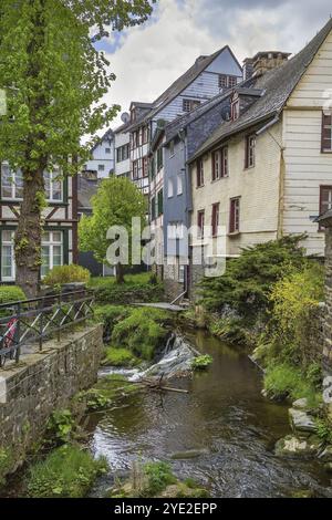 Maisons pittoresques le long de la rivière Rur dans le centre historique de Monschau, Allemagne, Europe Banque D'Images