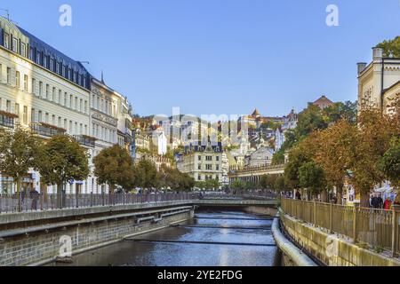 Rive de la rivière Tepla à Karlovy Vary, République tchèque Banque D'Images
