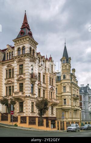 Rue avec de belles maisons historiques dans le centre-ville de Karlovy Vary, République tchèque Banque D'Images