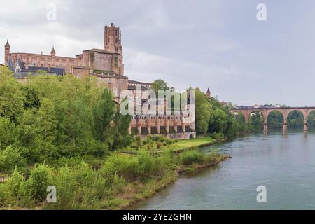 Vue sur le Tarn à Albi avec cathédrale et pont, France, Europe Banque D'Images