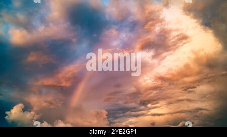 Ciel coloré spectaculaire avec nuage et arc-en-ciel dans le coucher du soleil Banque D'Images