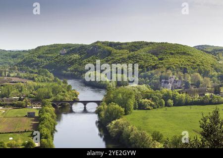 Vue de la rivière Dordogne depuis la falaise du château de Beynac, France, Europe Banque D'Images