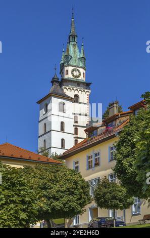 Vue de l'église de St. Catherine de la place principale de Kremnica, Slovaquie, Europe Banque D'Images