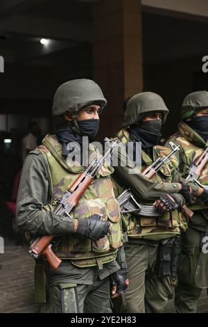 COLOMBO, Sri LANKA : 9 juillet 2022 : la police anti-émeute armée de la Force spéciale du Sri Lanka se camouflent lors d'une manifestation de masse au Secrétariat présidentiel Banque D'Images